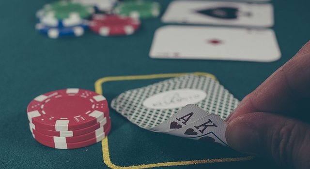 personne en train de jouer au poker