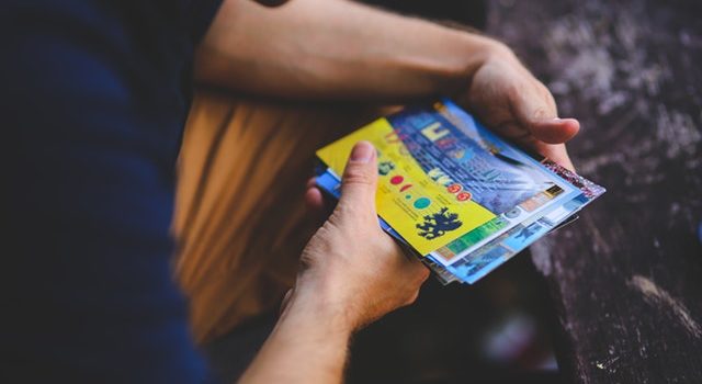 personne en train de jouer à des jeux de grattage